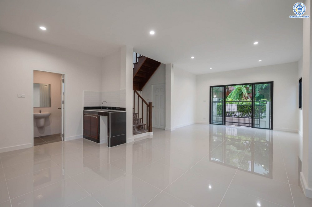 บ้านมือสองตกแต่งใหม่ โครงการ บุรีรมย์ วัดพระเงิน เนื้อที่ 36.3 ตร.ว. ฟังก์ชัน 3 ห้องนอน 2 ห้องน้ำ 1 ที่จอดรถ พื้นที่ใช้สอยกว้างขวาง เดินทางสะดวกสบาย บนทำเลเชื่อมต่อถนนกาญจนาภิเษก ใกล้เซ็นทรัลเวสต์เกต โครงการรถไฟฟ้าสายสีม่วง "สถานีตลาดบางใหญ่" และทางด่วน "ศรีรัช"